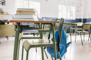 Mesa y pupitre en un aula en un colegio