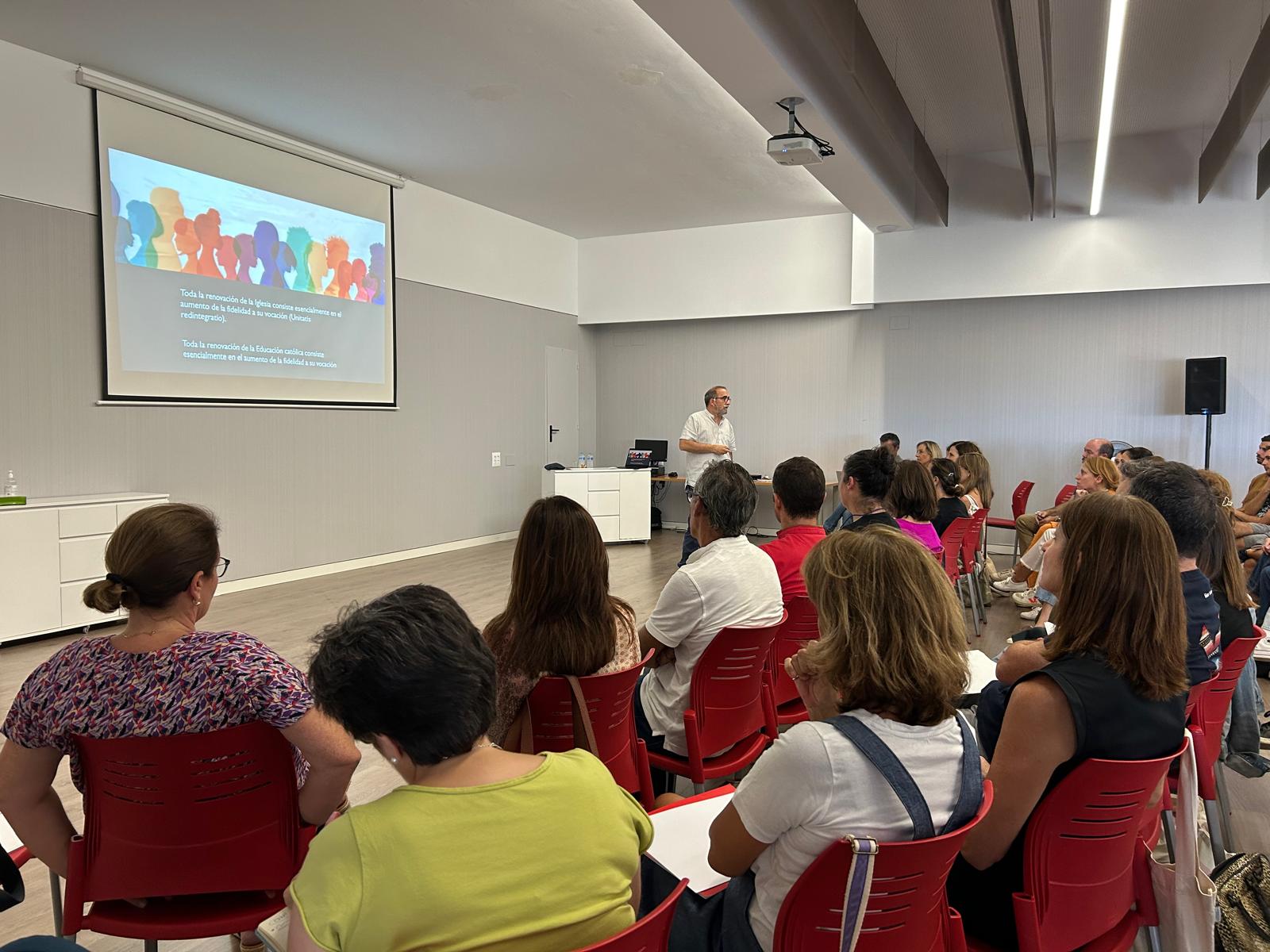 Encuentro de Antonio Roura con el claustro de los colegios Sagrado Corazón de Málaga para tratar el sentido de nuestro proyecto curricular